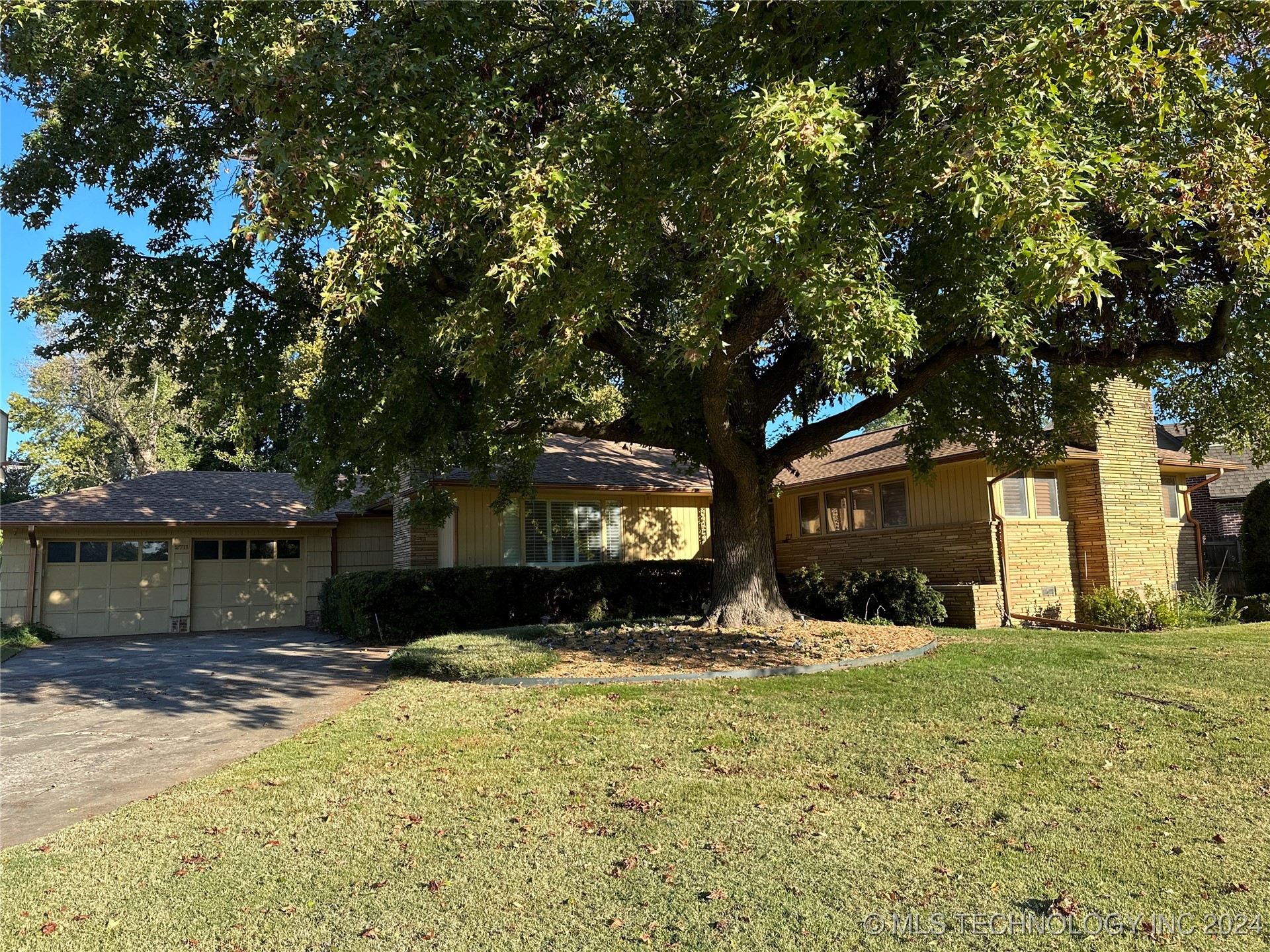 2711 E 26th Place