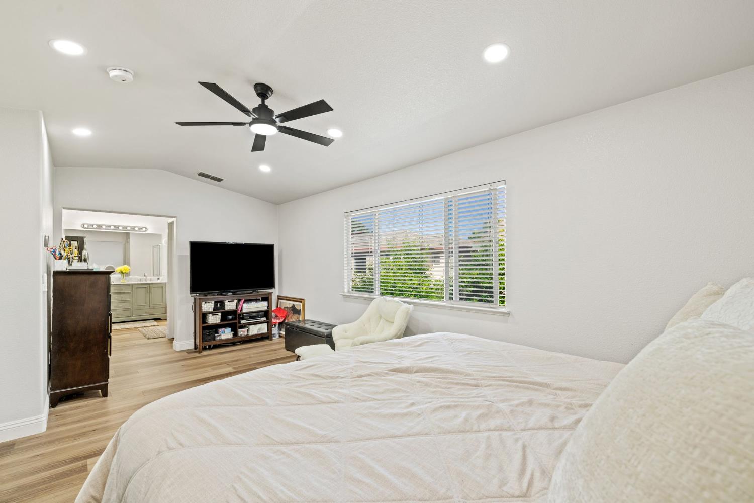 24 Sabre Court