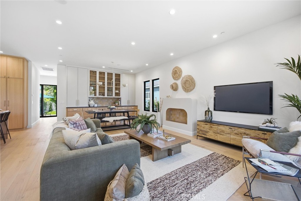 4221 Sunnyside Avenue
