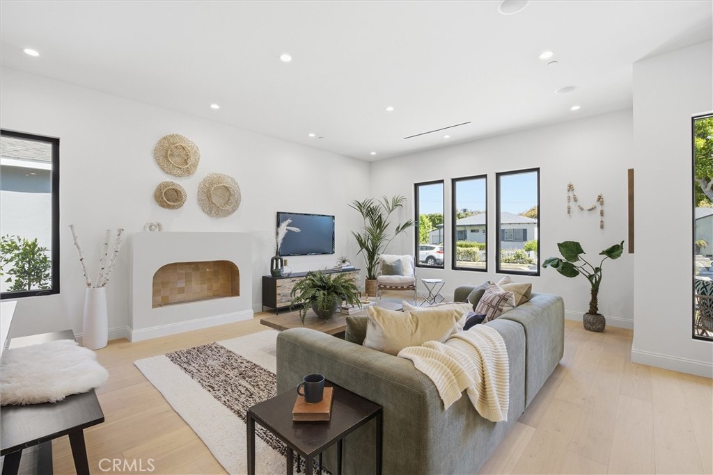 4221 Sunnyside Avenue