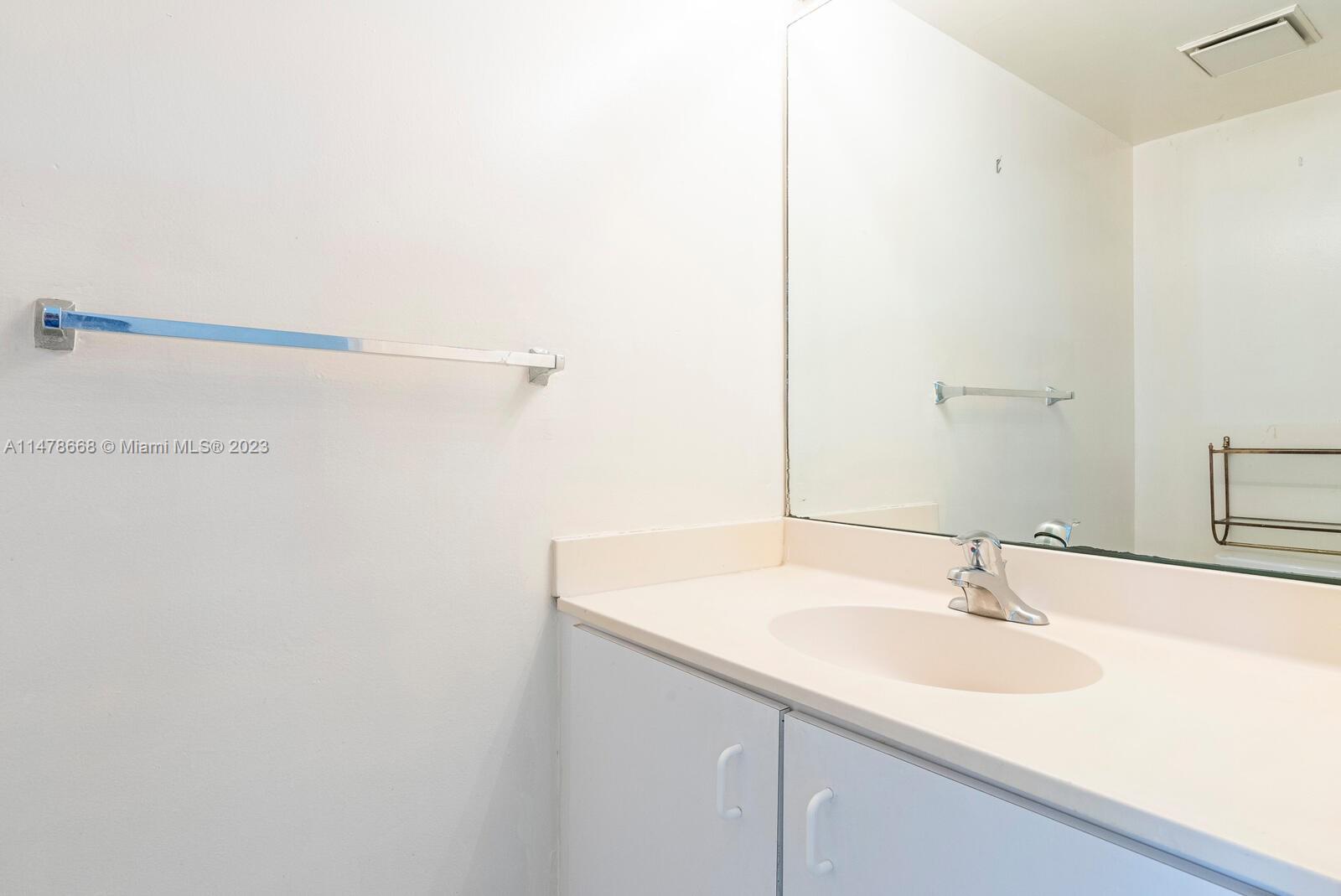 917 NE 199th St Unit: 201
