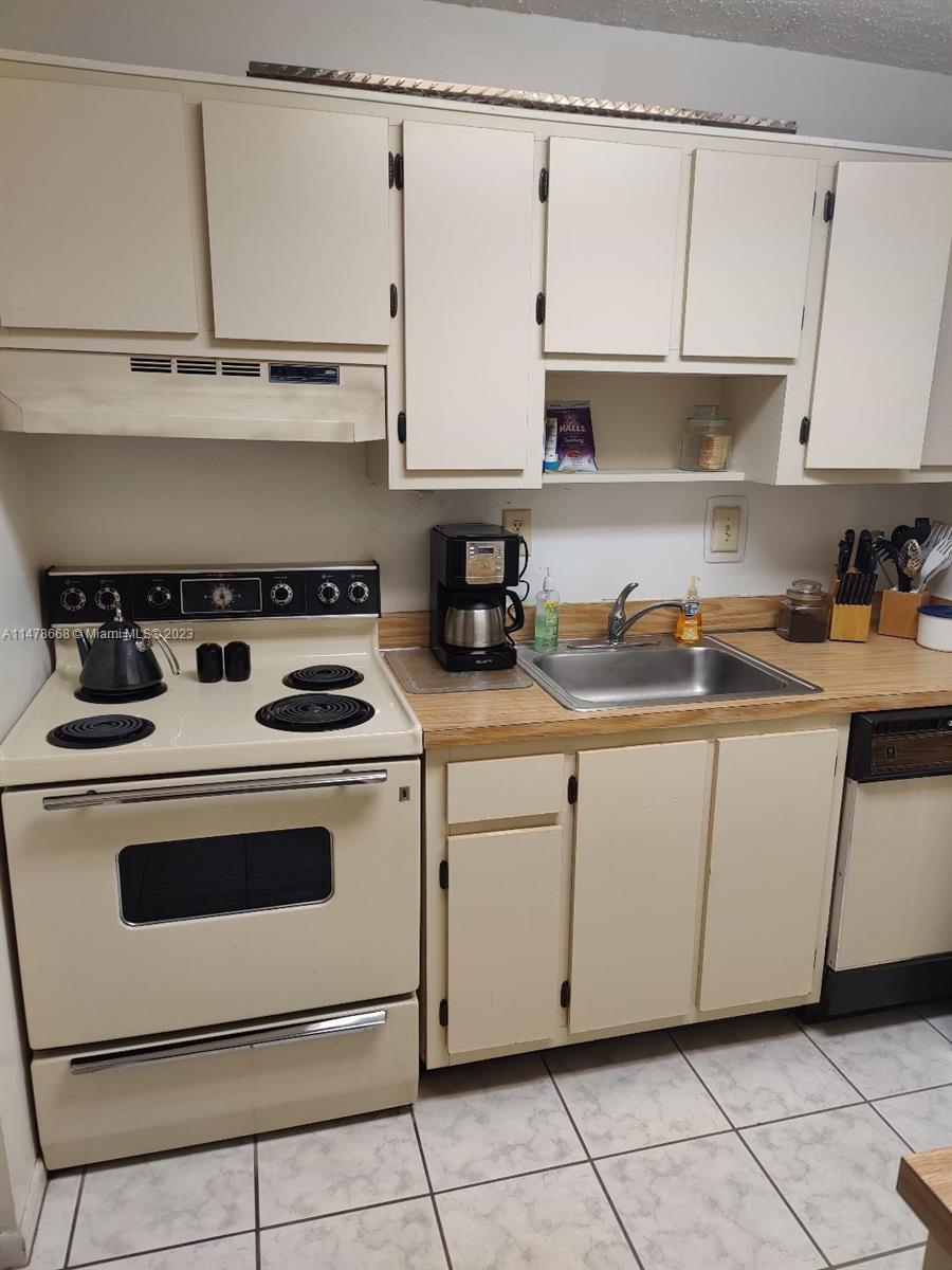 917 NE 199th St Unit: 201