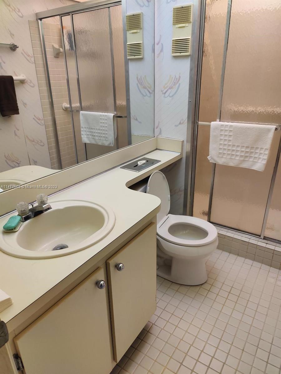 917 NE 199th St Unit: 201