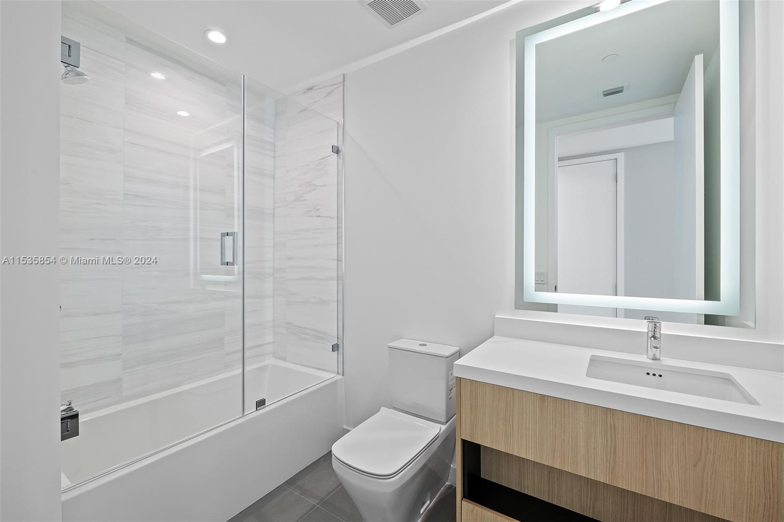 851 NE 1st Ave # 5402 Unit: PH 5402