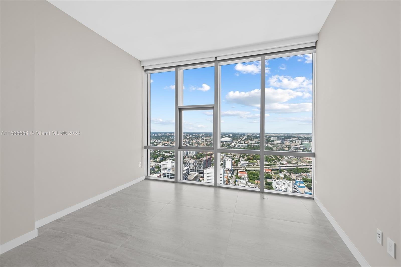 851 NE 1st Ave # 5402 Unit: PH 5402