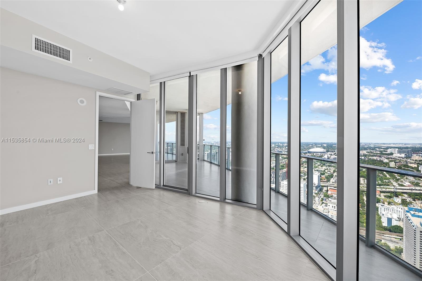 851 NE 1st Ave # 5402 Unit: PH 5402