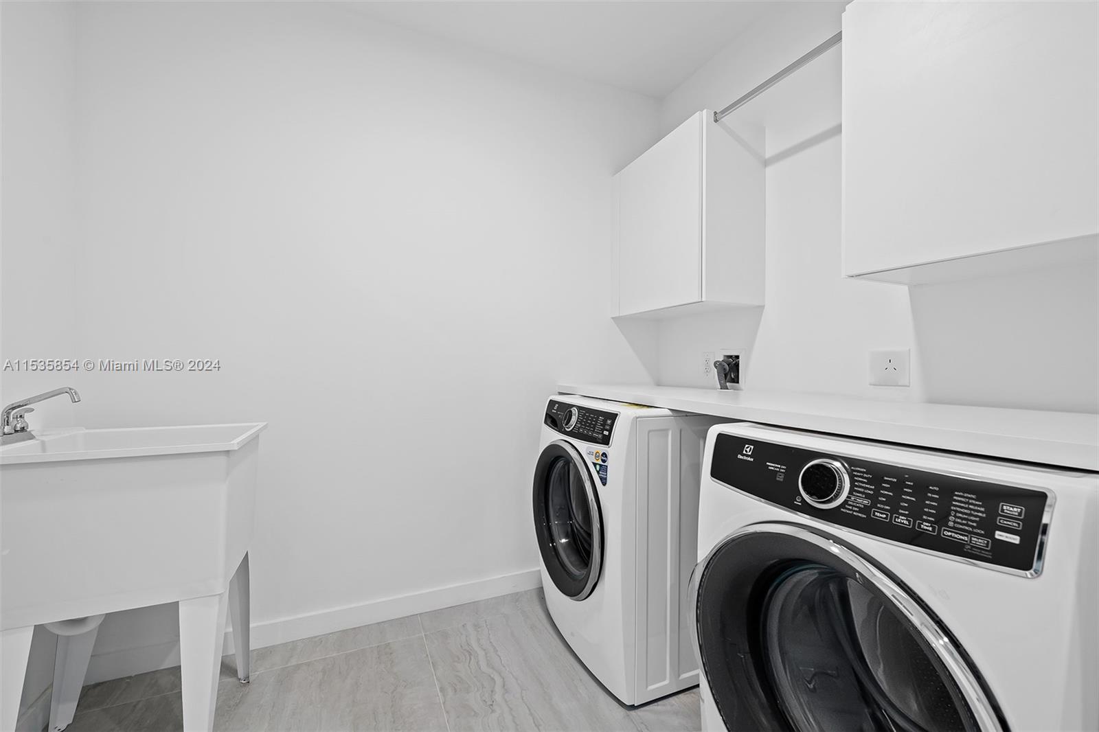 851 NE 1st Ave # 5402 Unit: PH 5402
