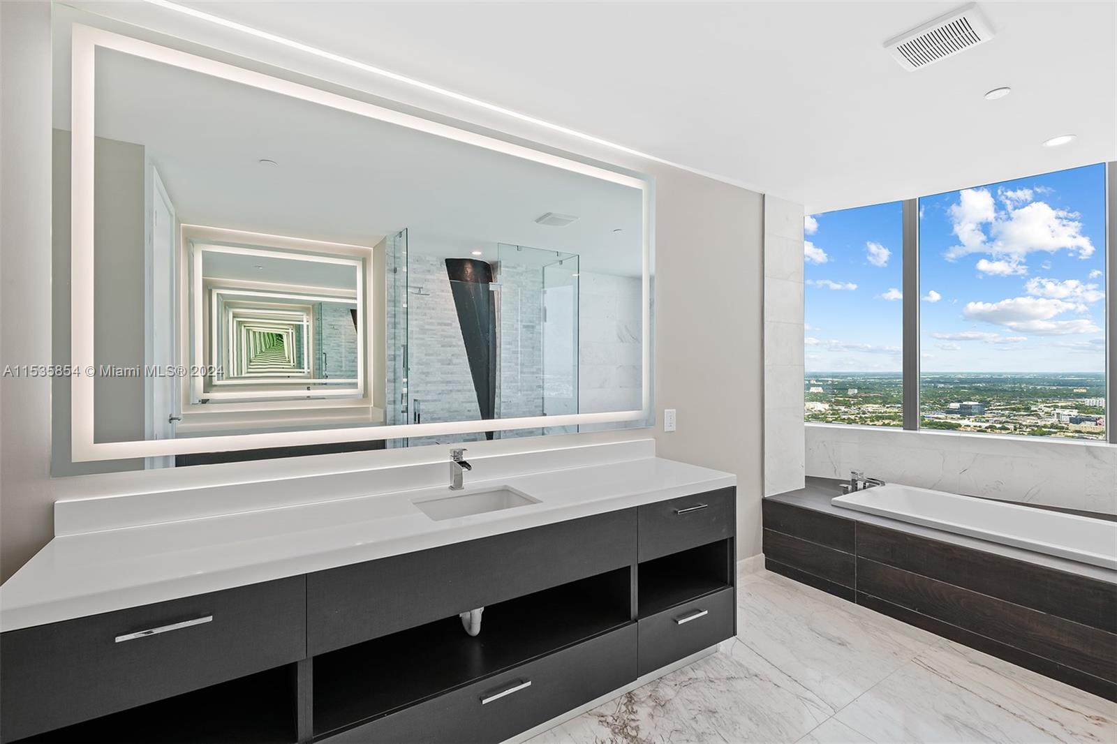 851 NE 1st Ave # 5402 Unit: PH 5402