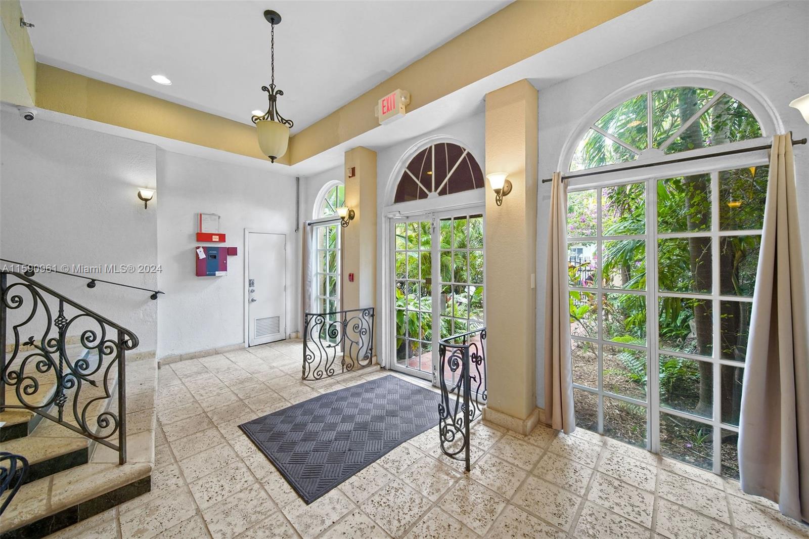 747 Michigan Ave # 301