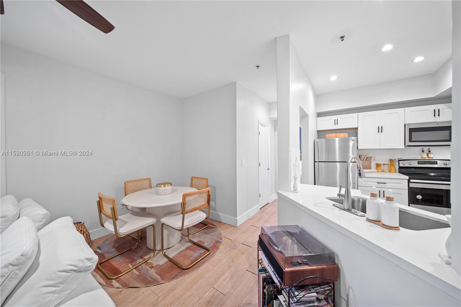 747 Michigan Ave # 301