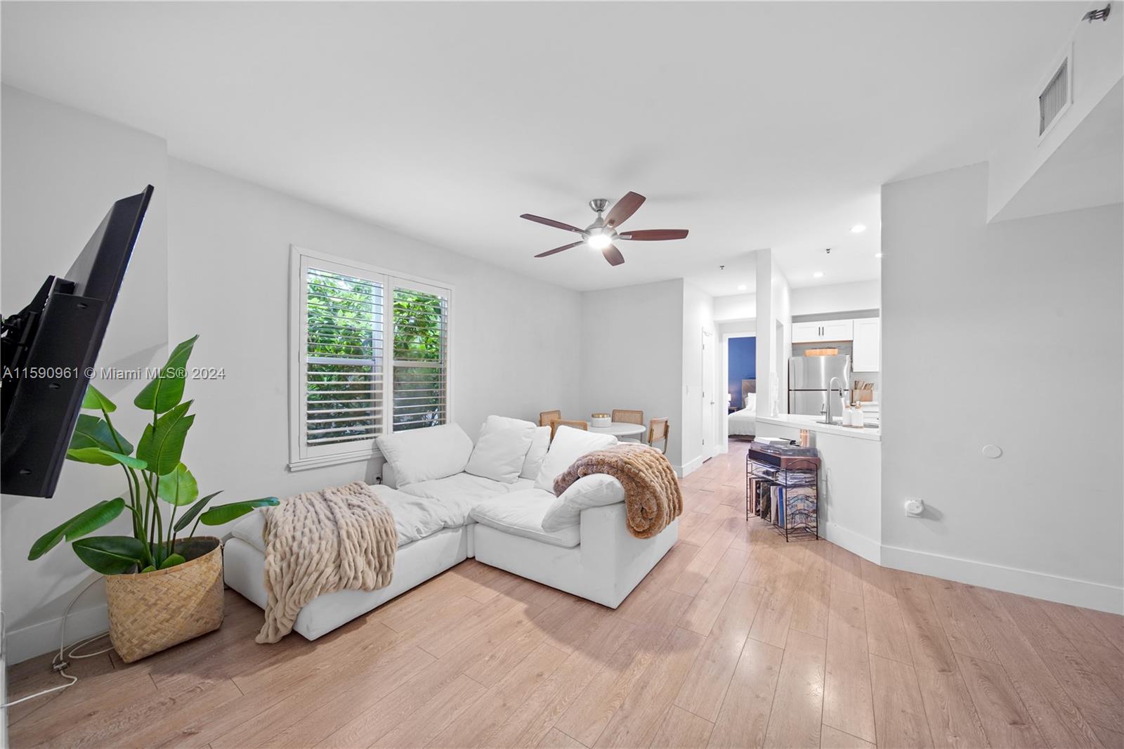 747 Michigan Ave # 301