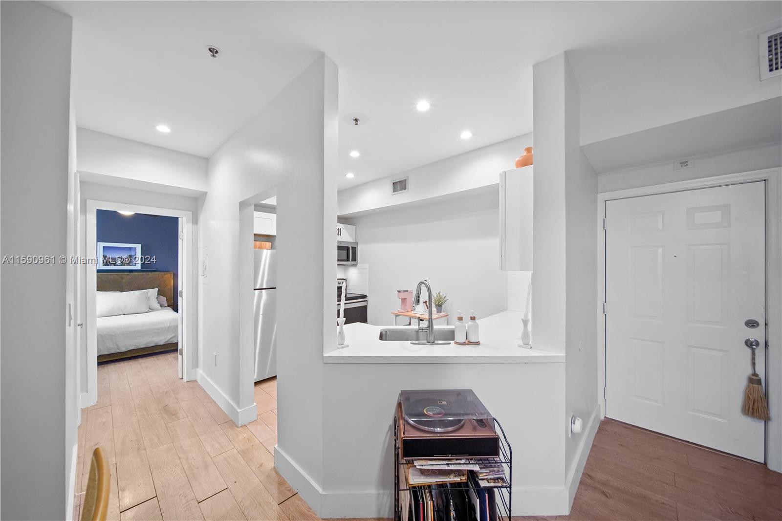 747 Michigan Ave # 301