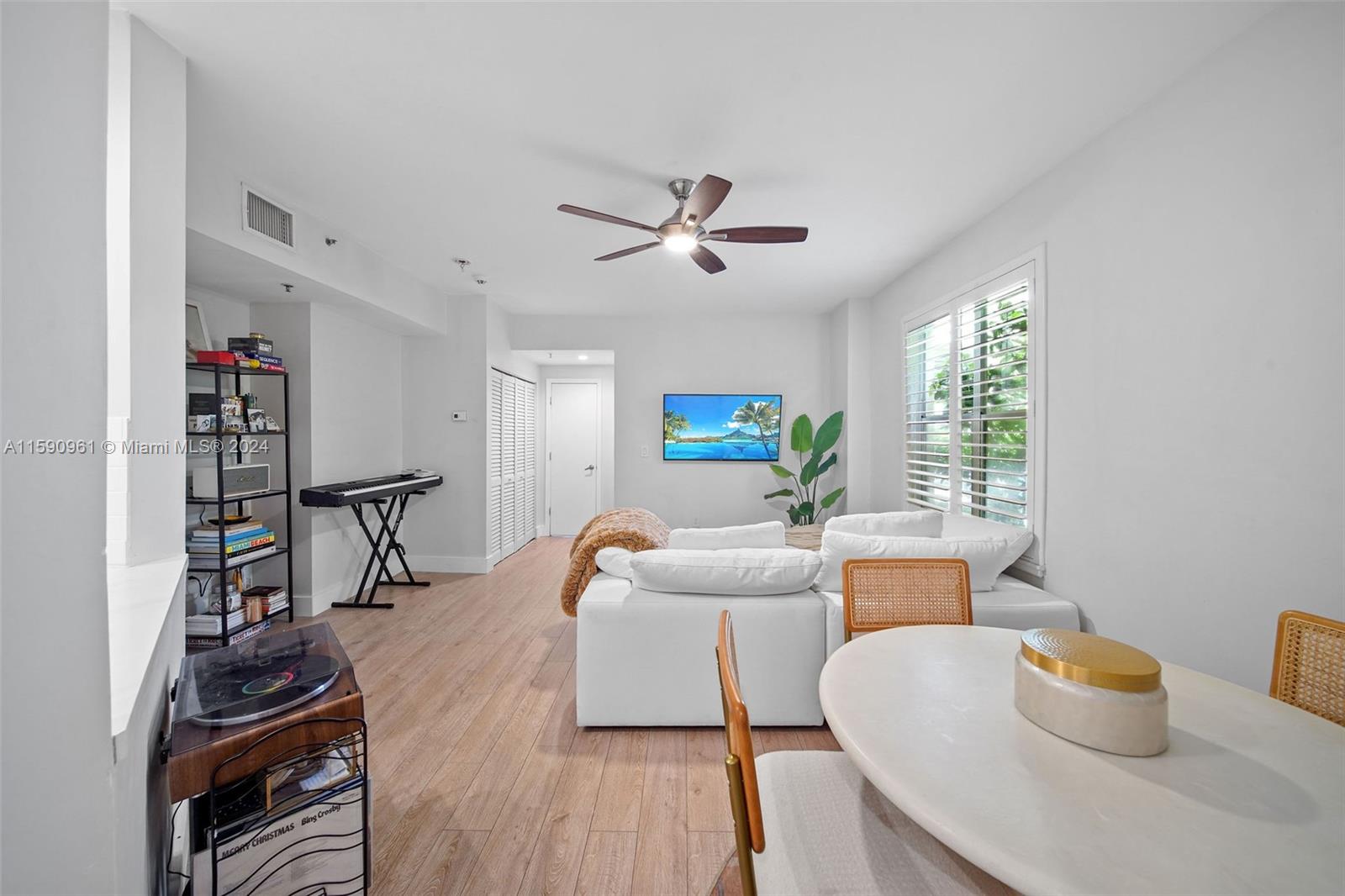 747 Michigan Ave # 301