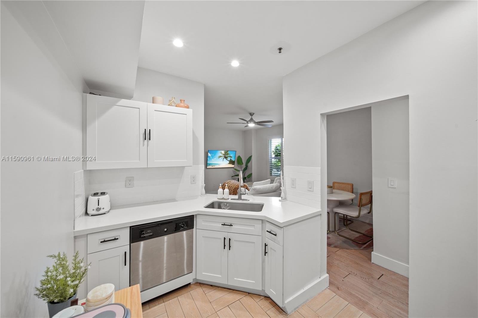 747 Michigan Ave # 301