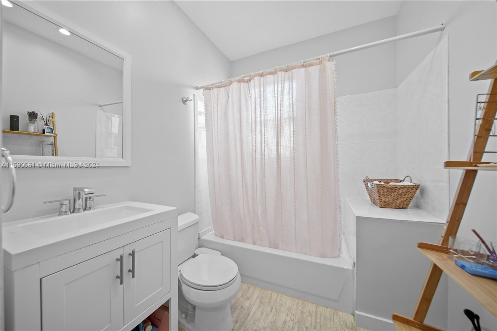 747 Michigan Ave # 301