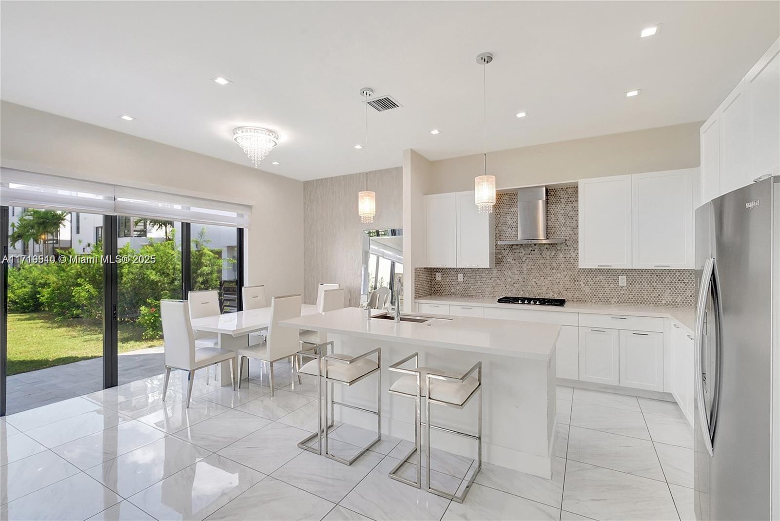 8261 NW 48th Ter