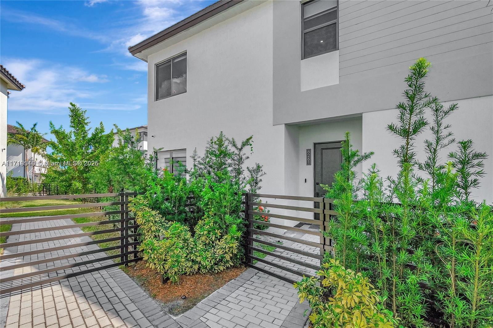 8261 NW 48th Ter