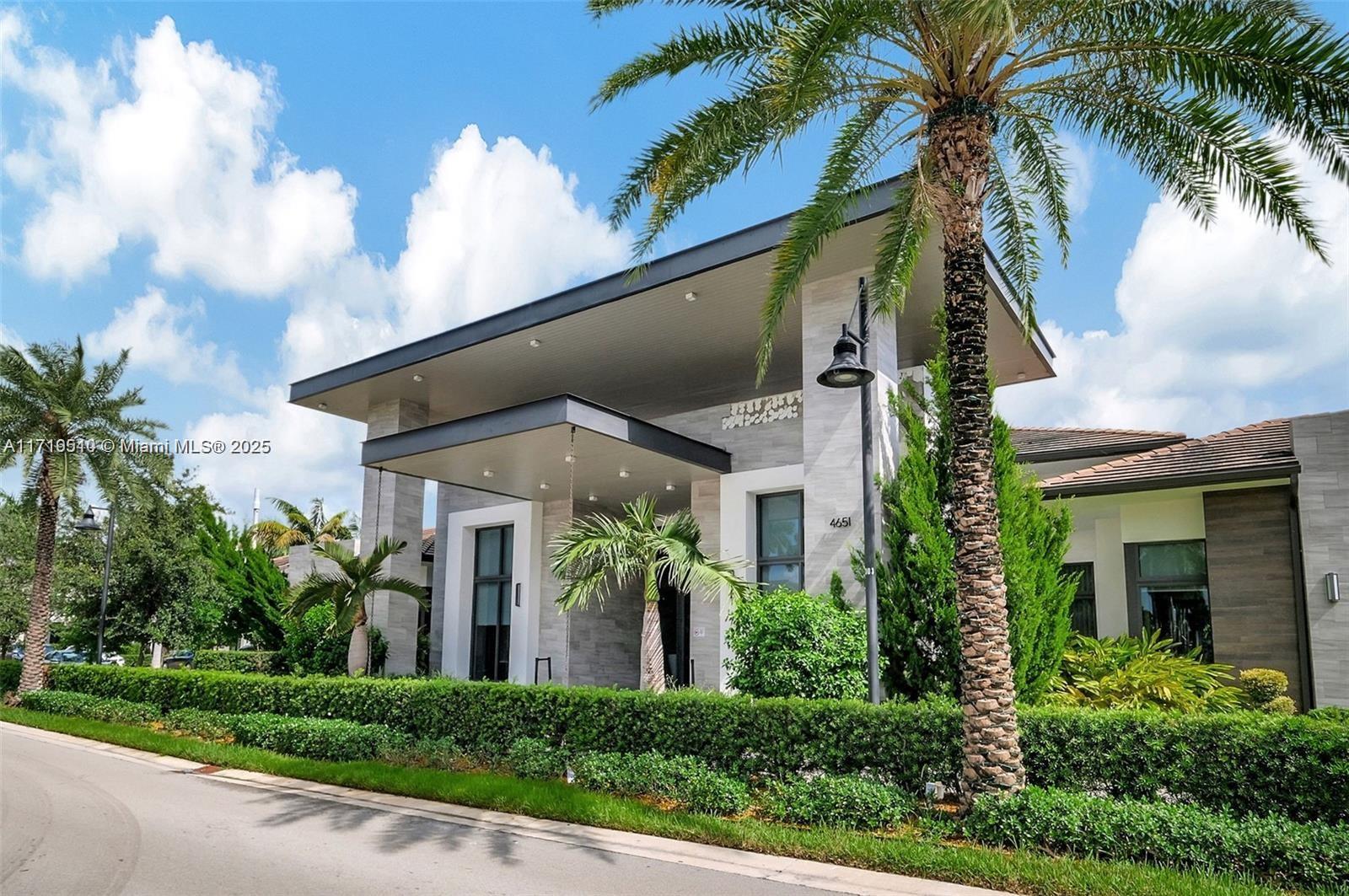 8261 NW 48th Ter