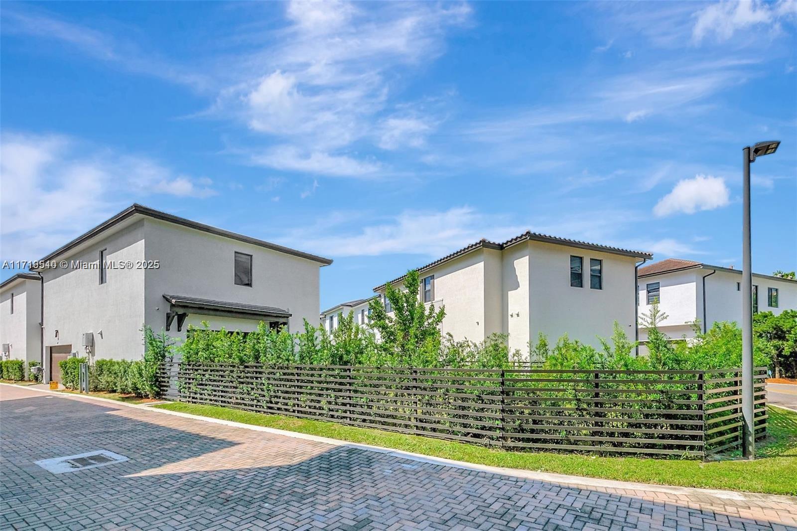 8261 NW 48th Ter