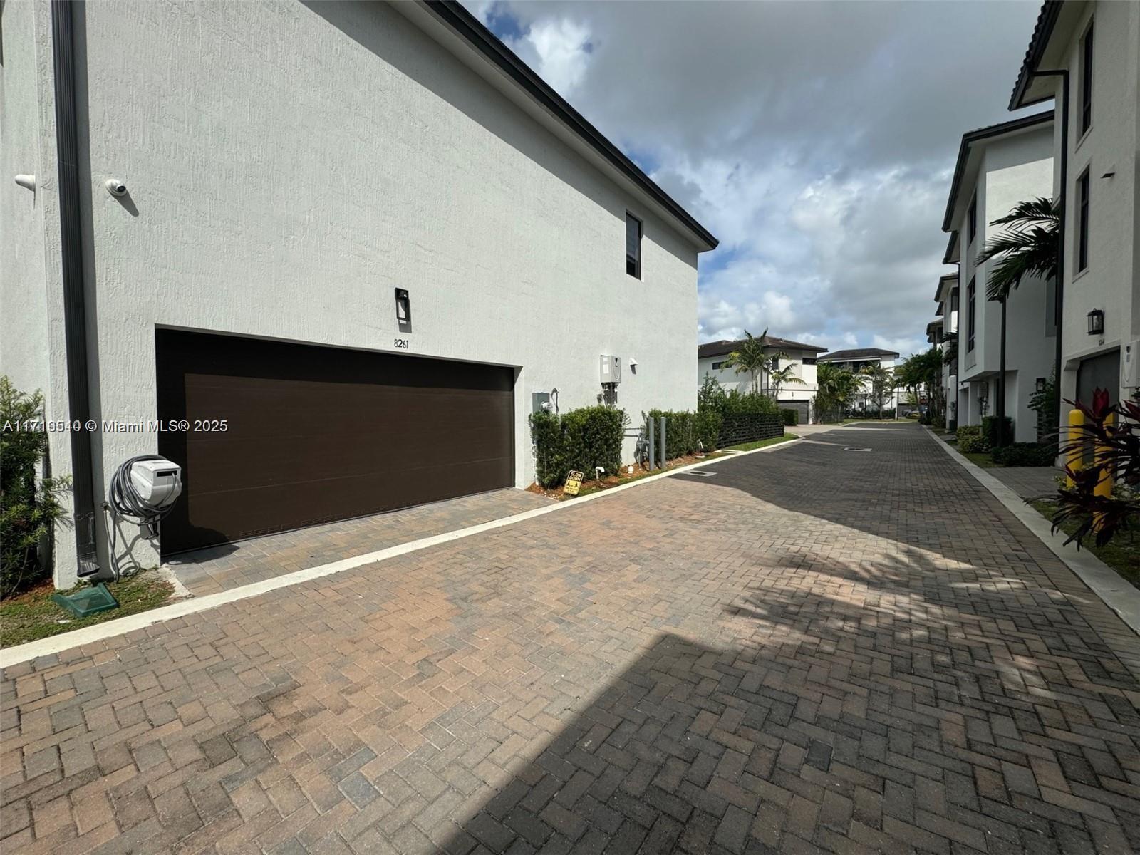 8261 NW 48th Ter