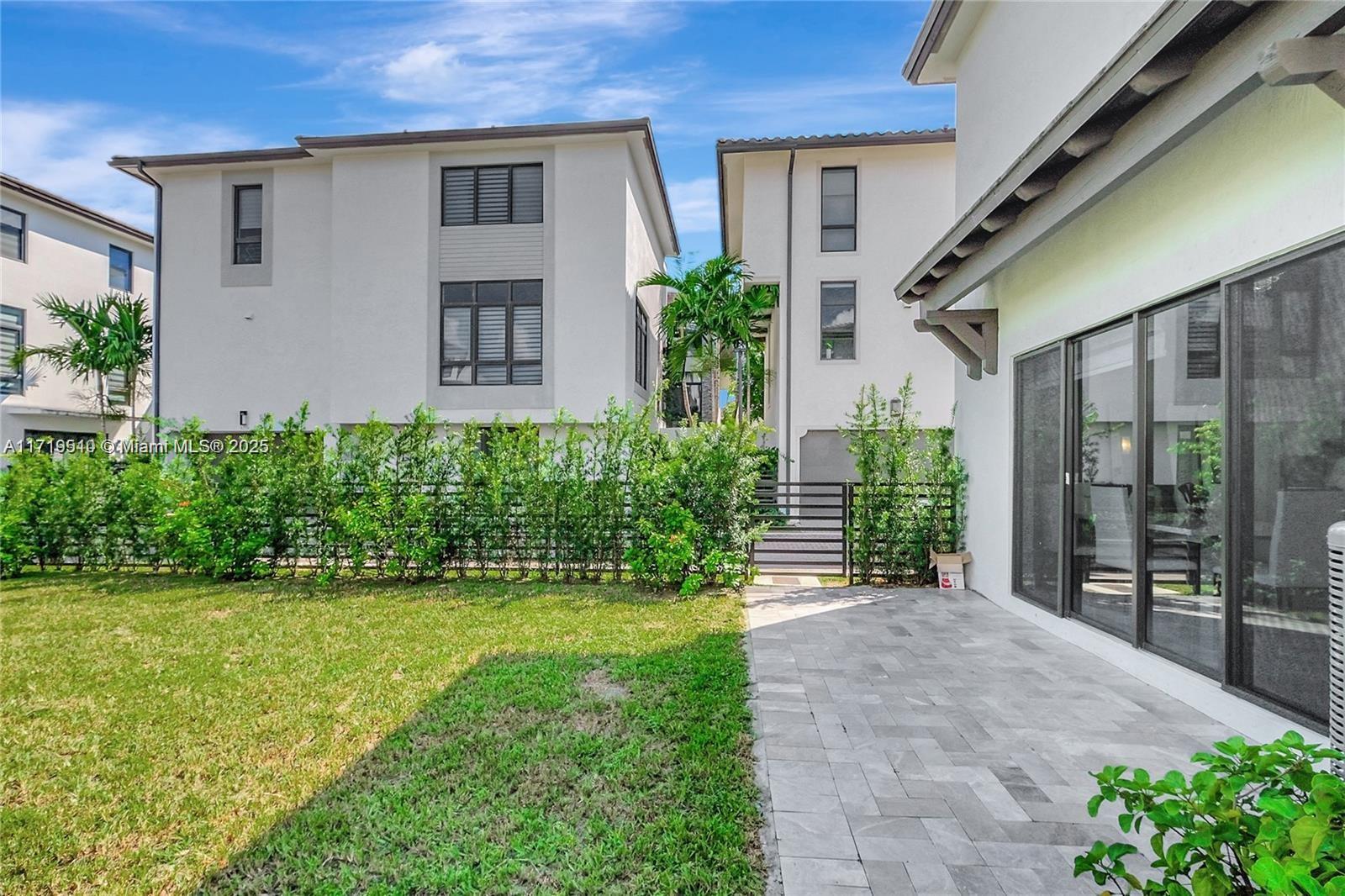 8261 NW 48th Ter