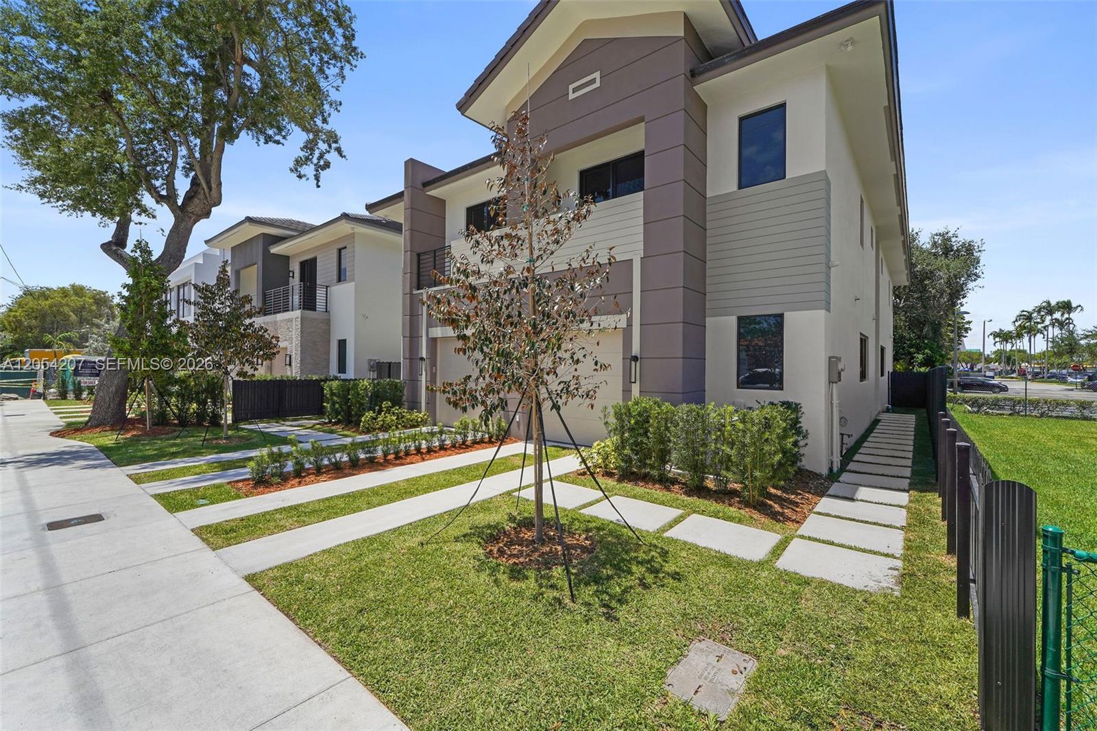 2735 SW 23rd Ter