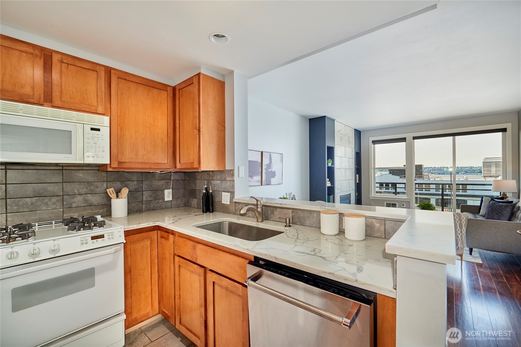 2607 Western Avenue Unit: 553