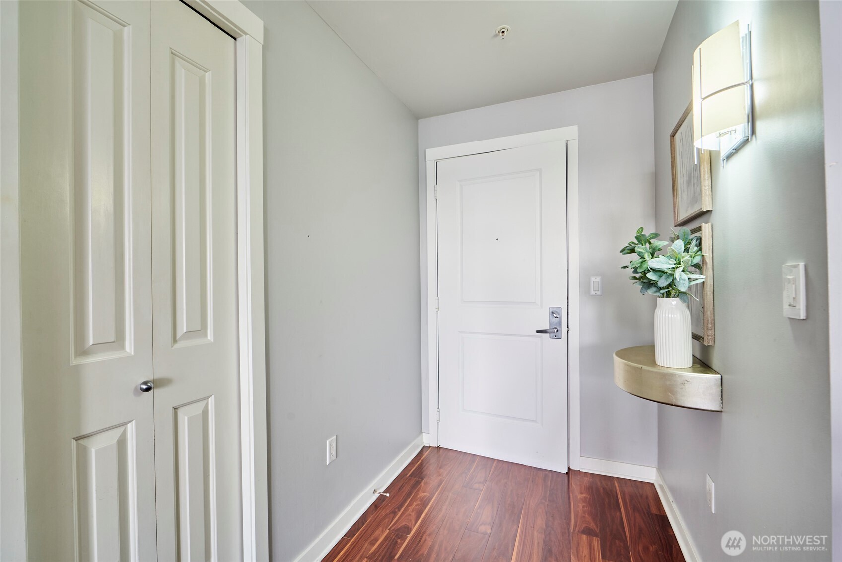 2607 Western Avenue Unit: 553