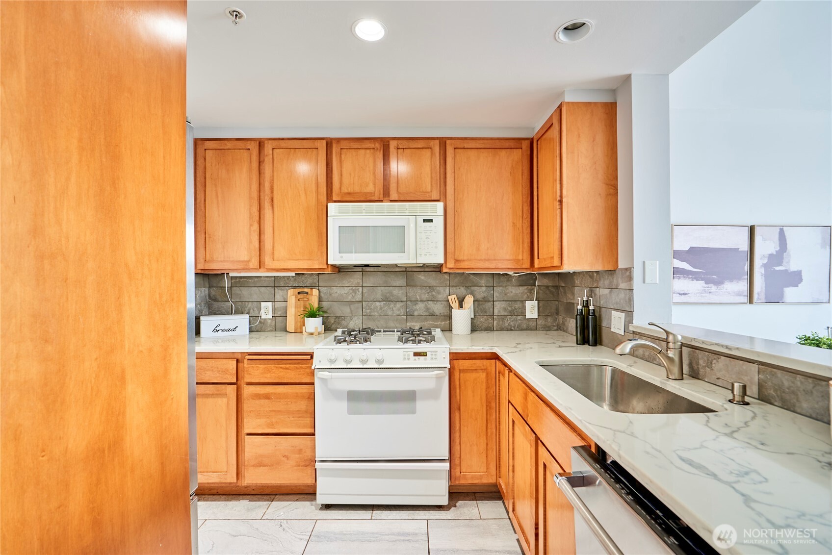 2607 Western Avenue Unit: 553