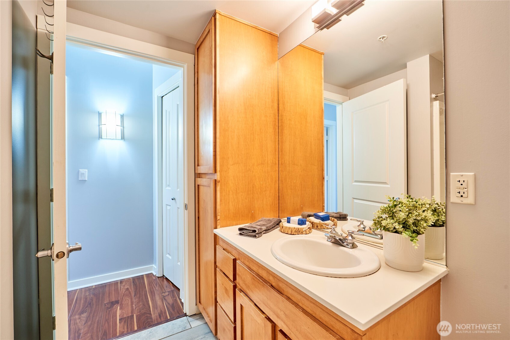 2607 Western Avenue Unit: 553