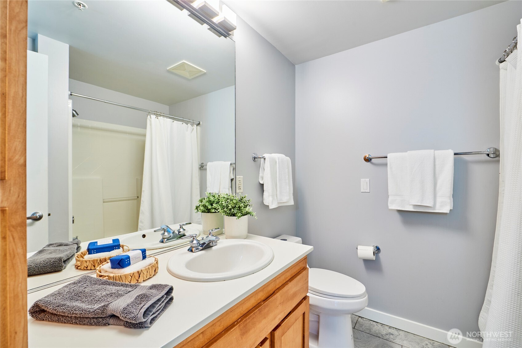 2607 Western Avenue Unit: 553