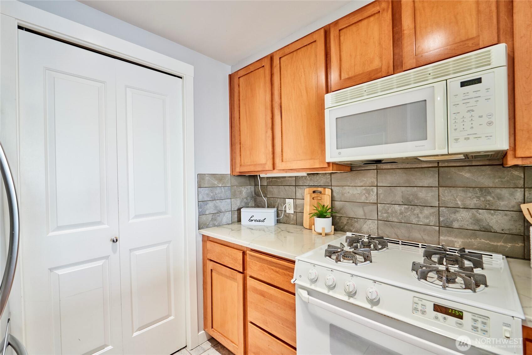 2607 Western Avenue Unit: 553