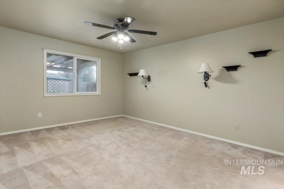 571 W Woodbury Dr