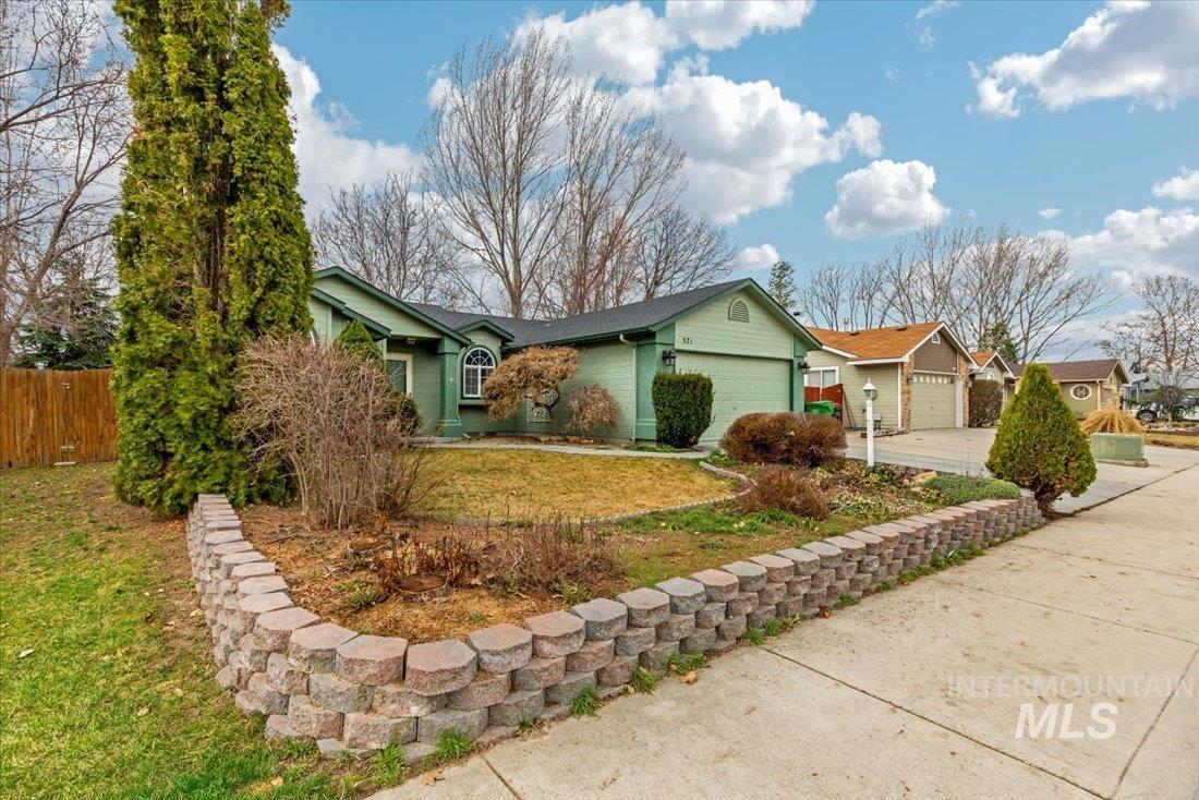 571 W Woodbury Dr