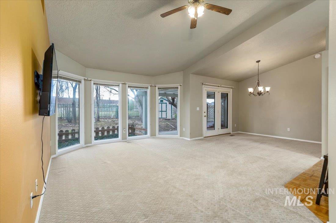 571 W Woodbury Dr