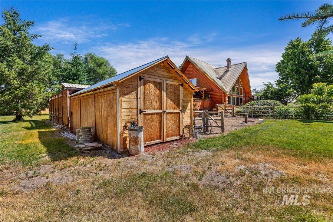 2533 E Boomer Ln