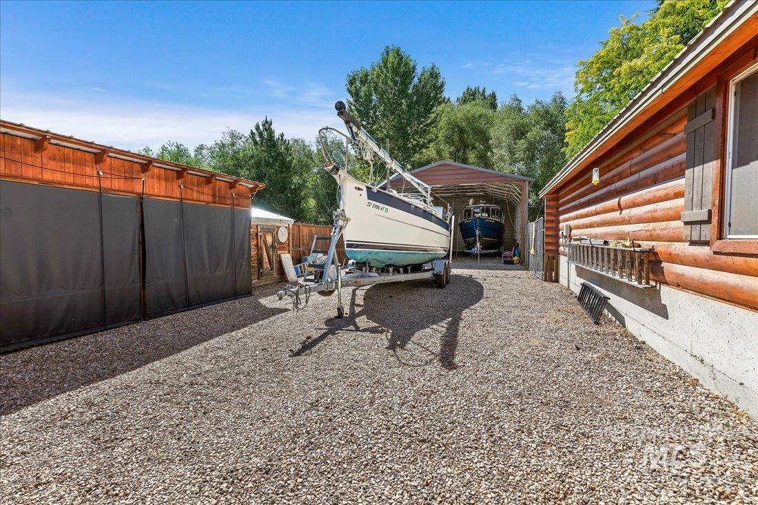 2533 E Boomer Ln