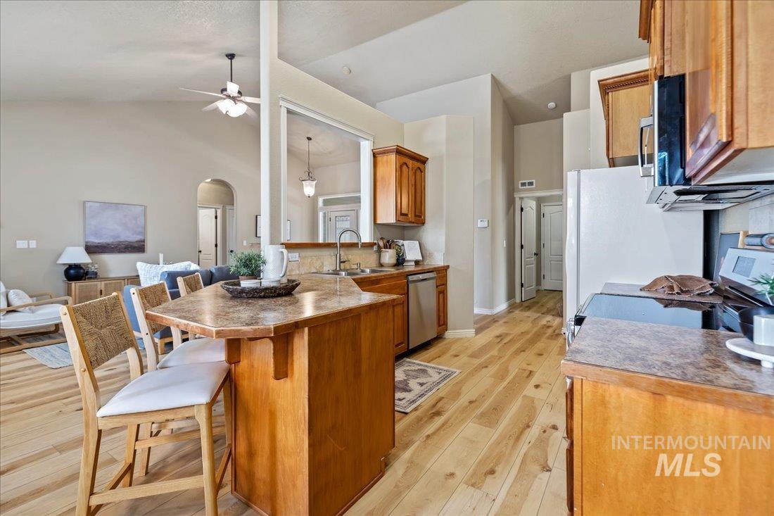 1476 W White Sands Dr