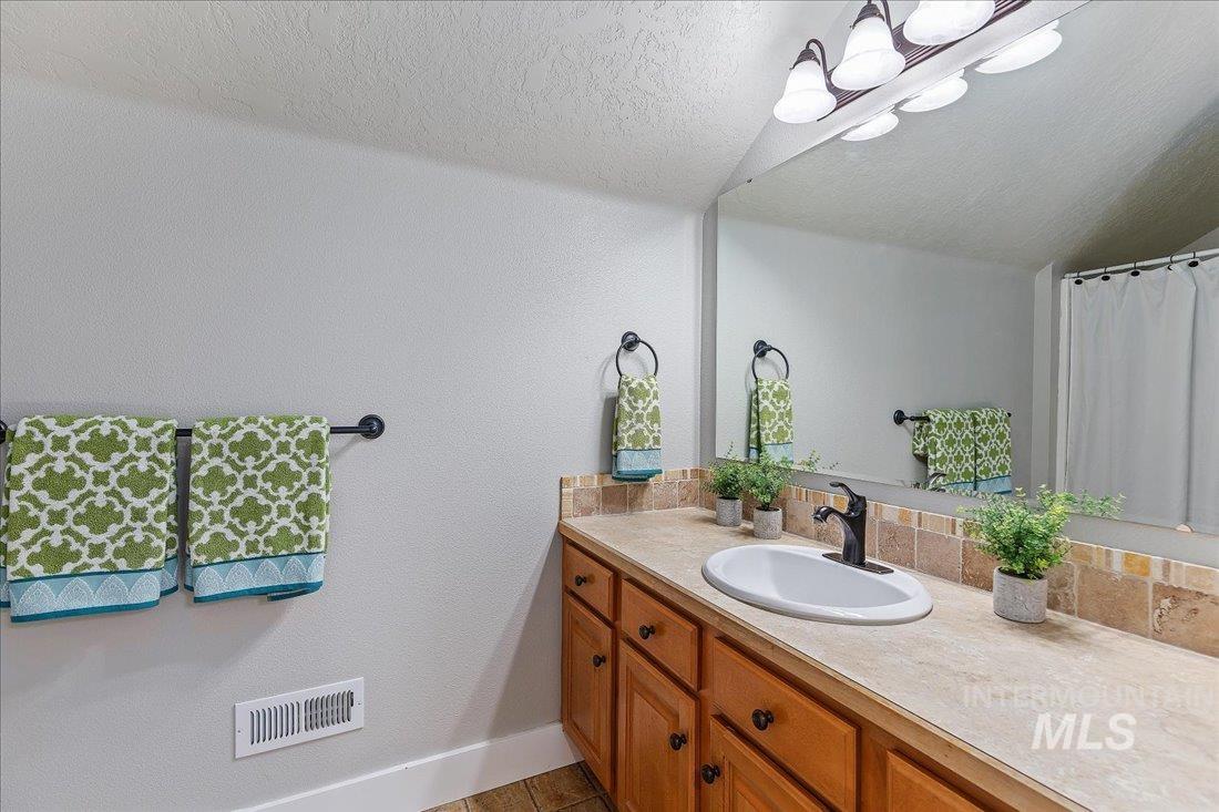 4951 N Red Hills Ave