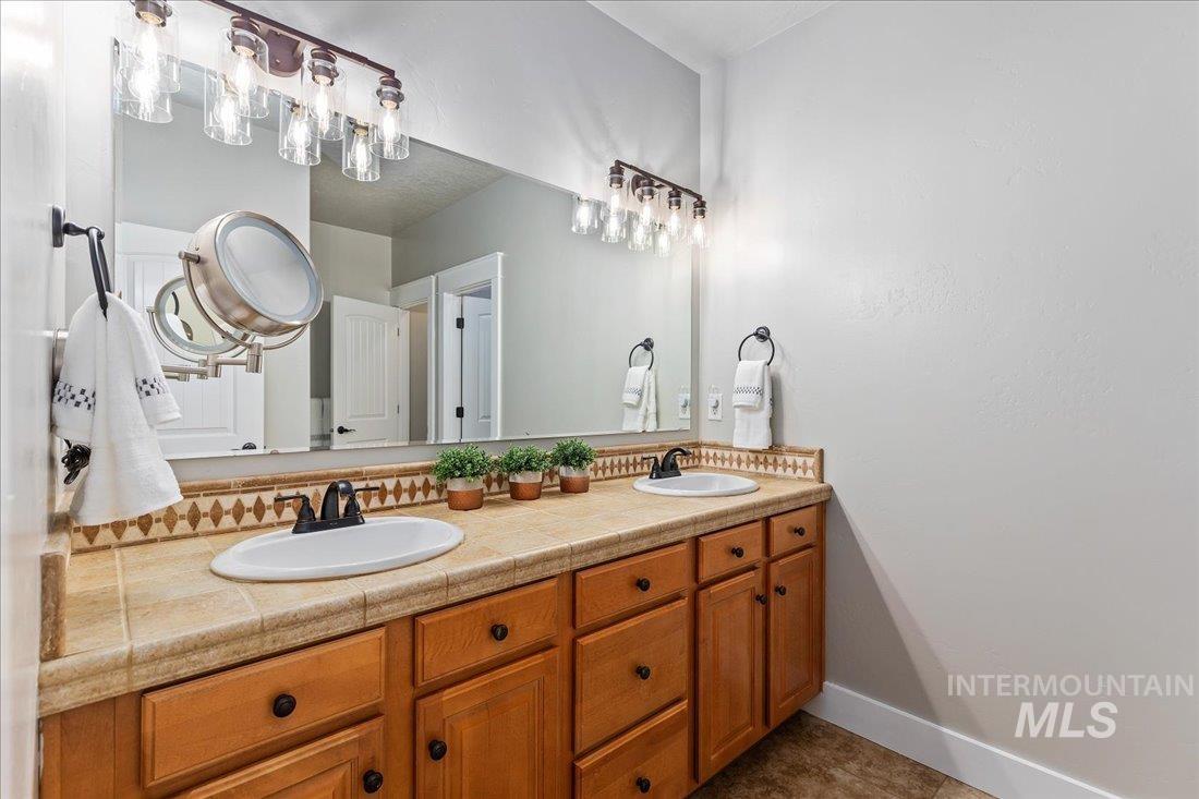 4951 N Red Hills Ave