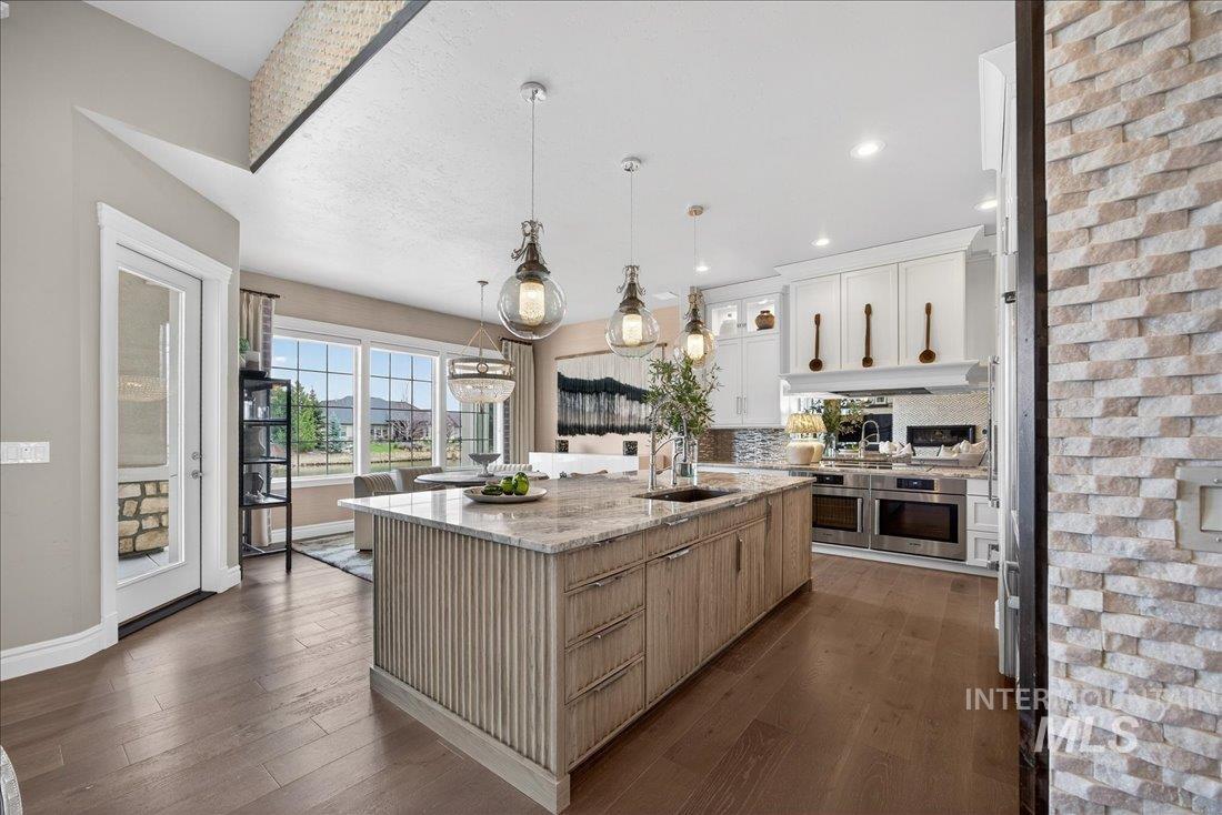 754 S Lone Hollow Way