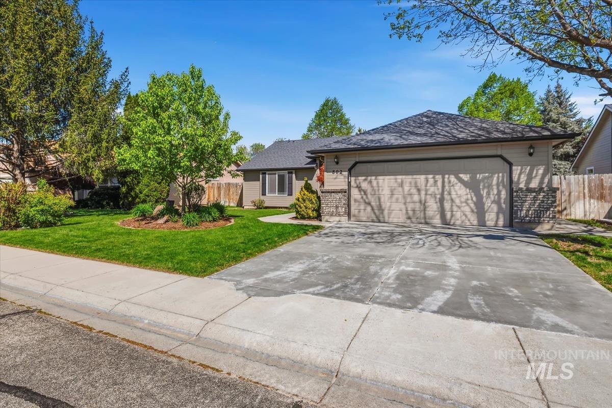 802 N Echohawk Way