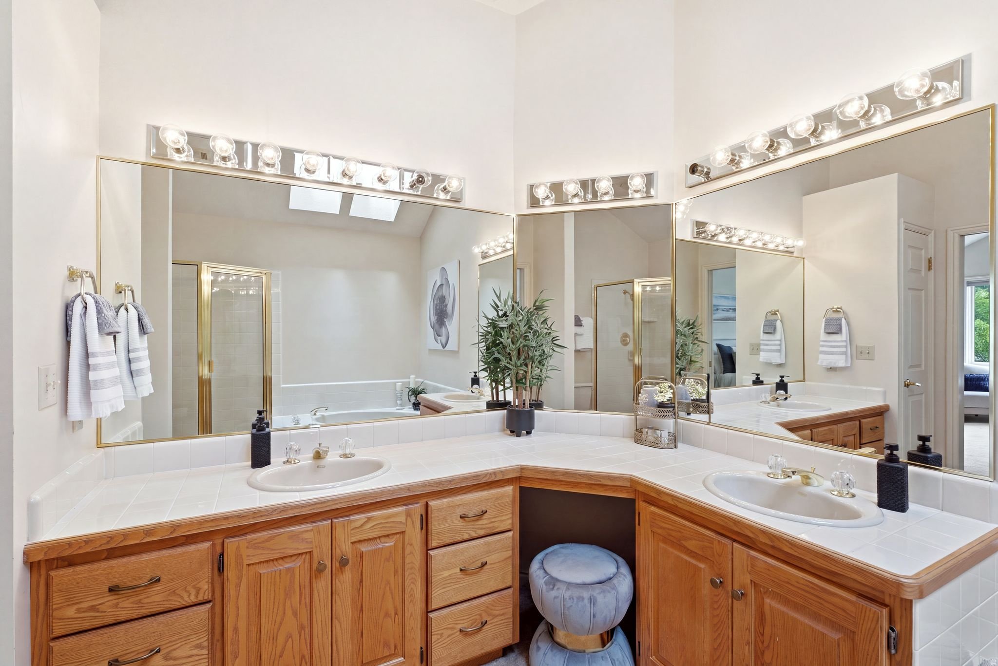 923 W WILSHIRE CT
