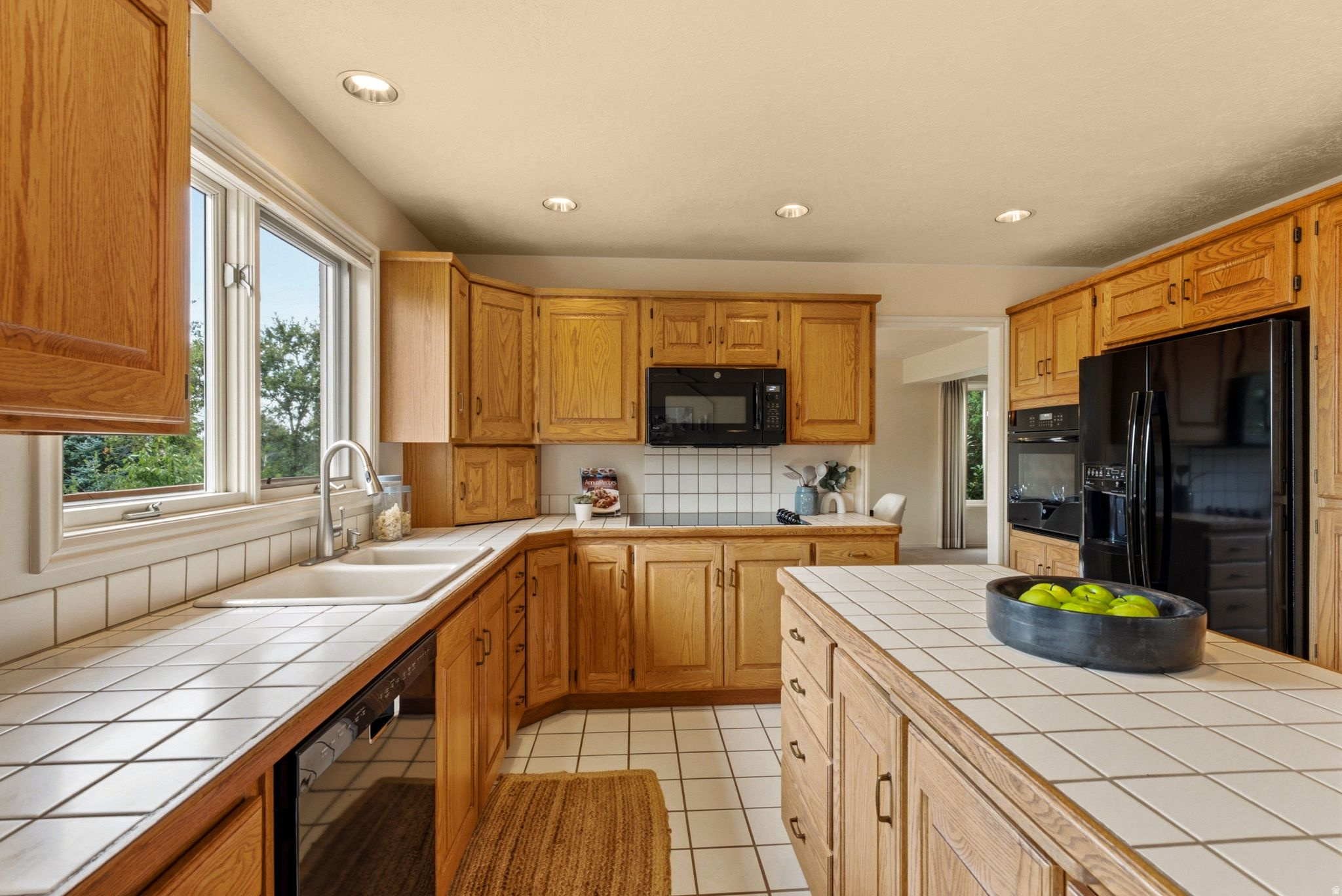923 W WILSHIRE CT