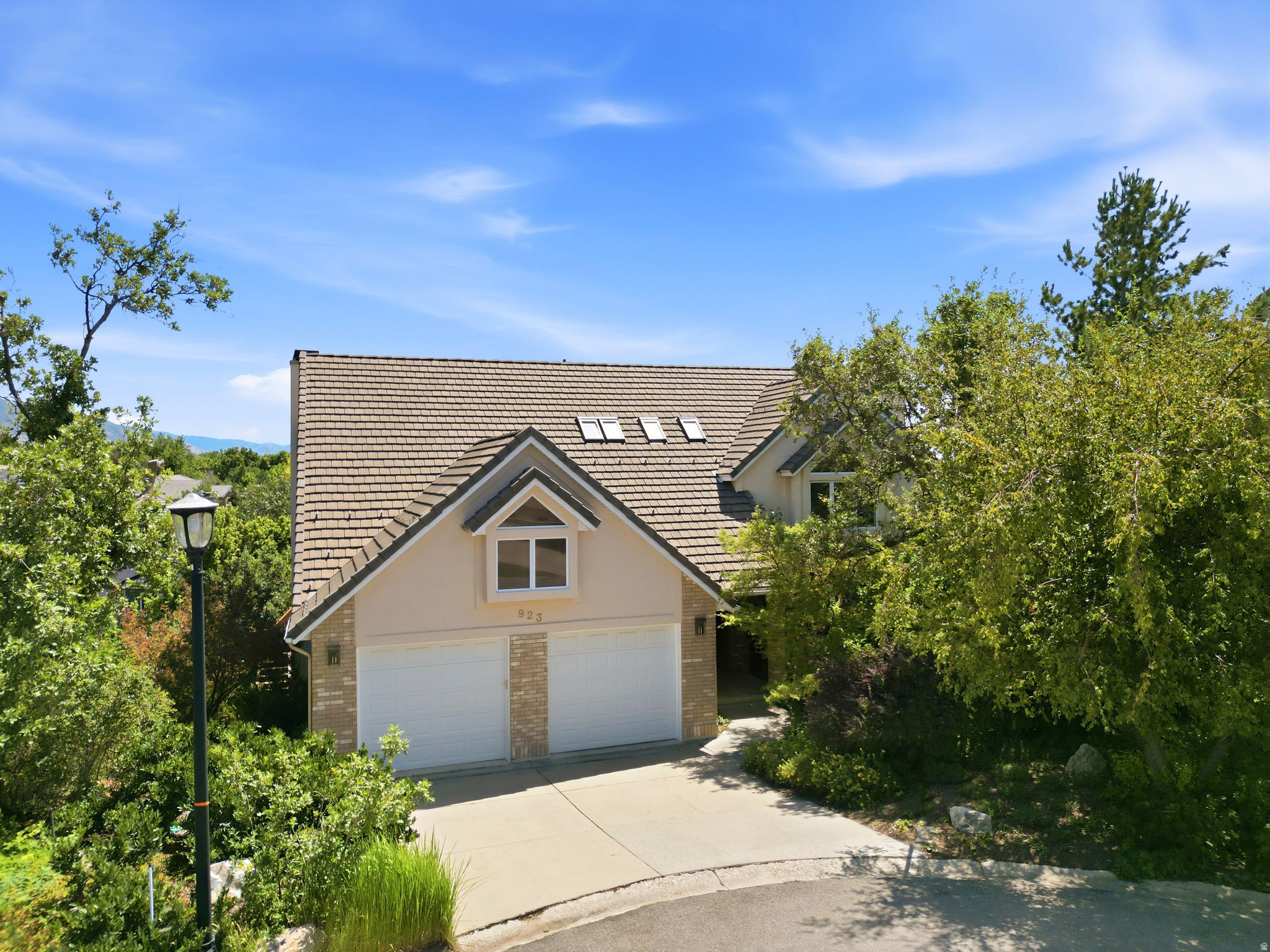 923 W WILSHIRE CT