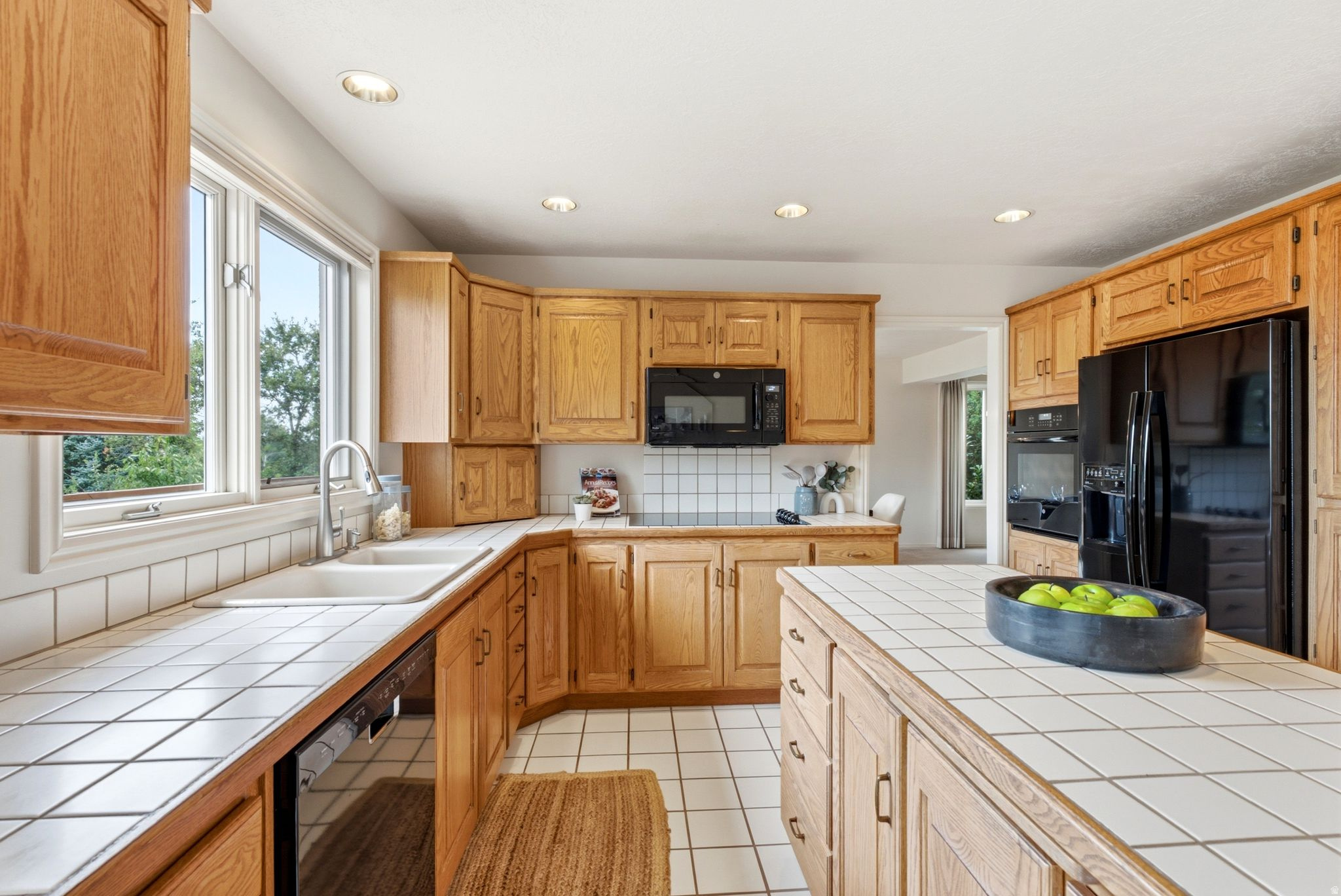 923 W WILSHIRE CT