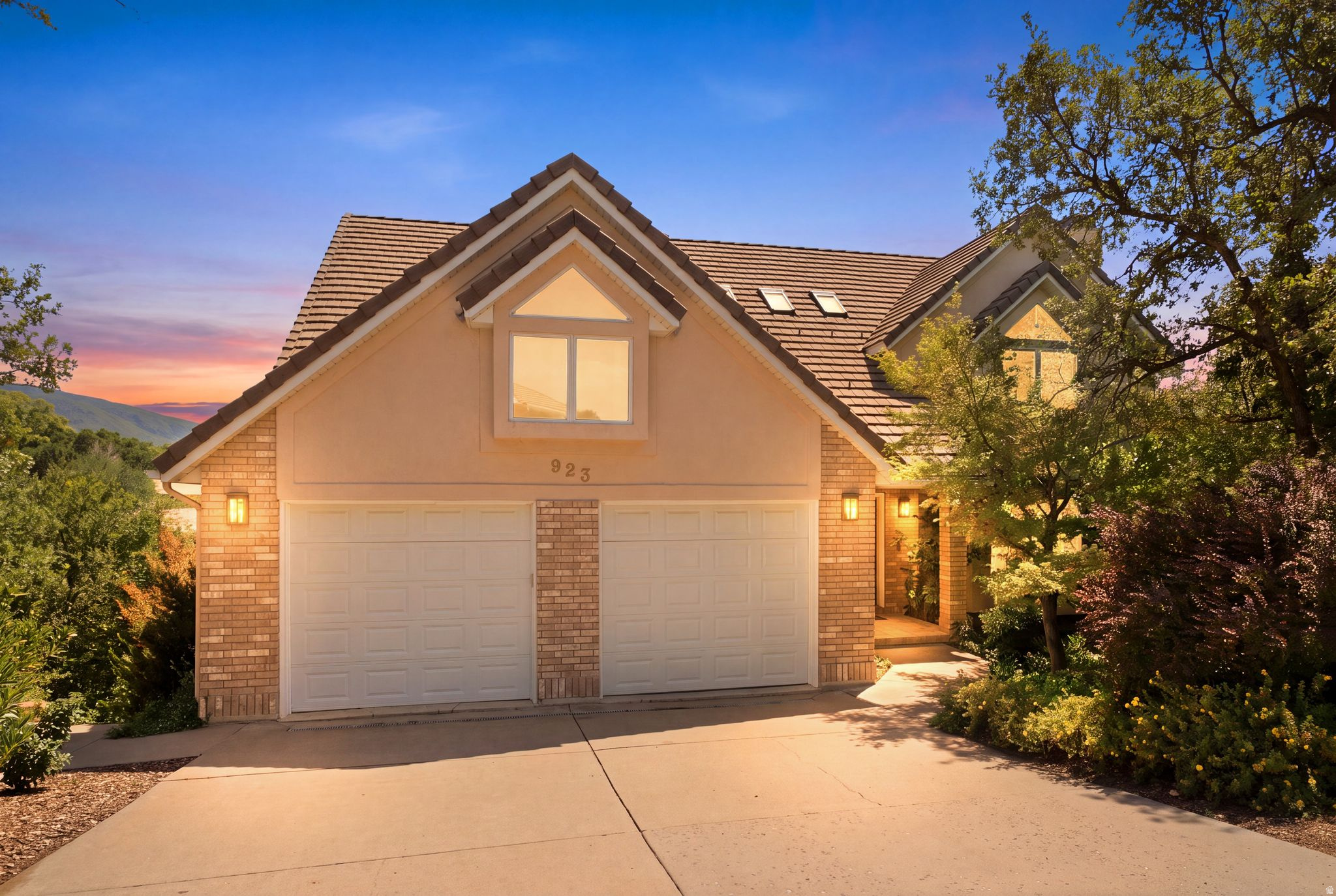 923 W WILSHIRE CT