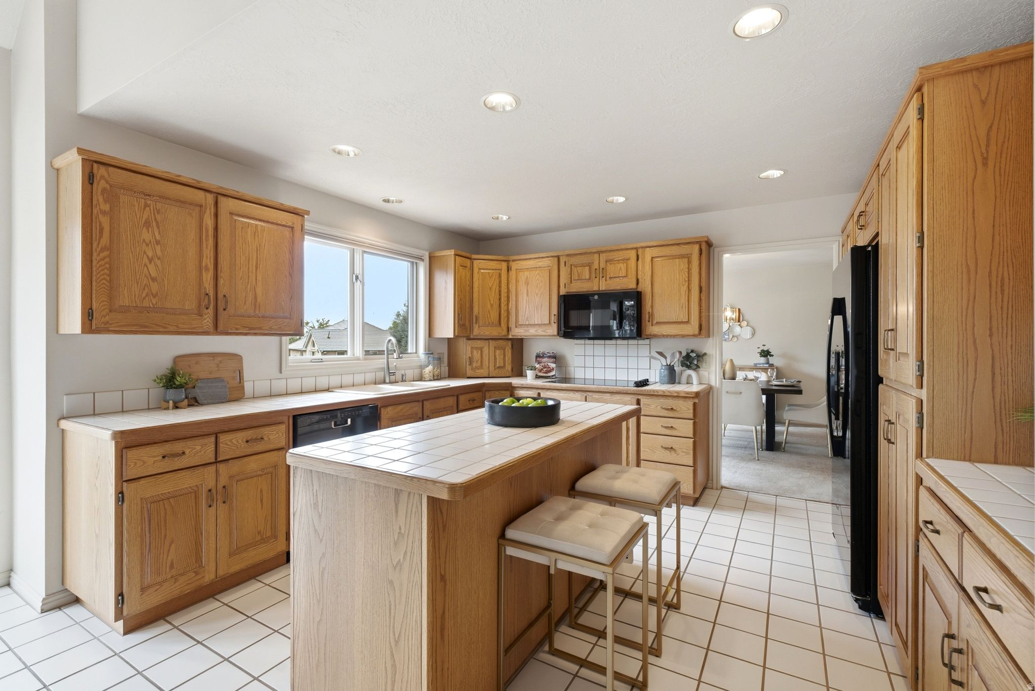 923 W WILSHIRE CT