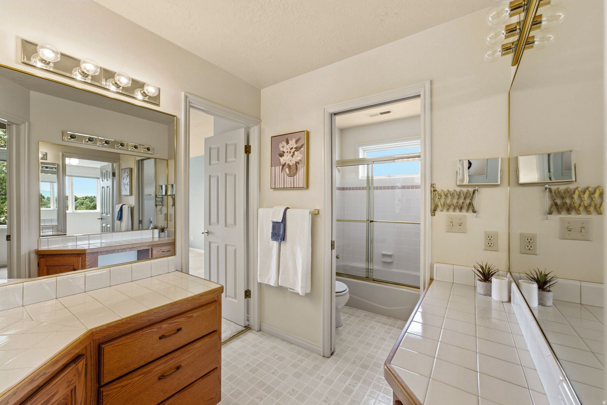 923 W WILSHIRE CT