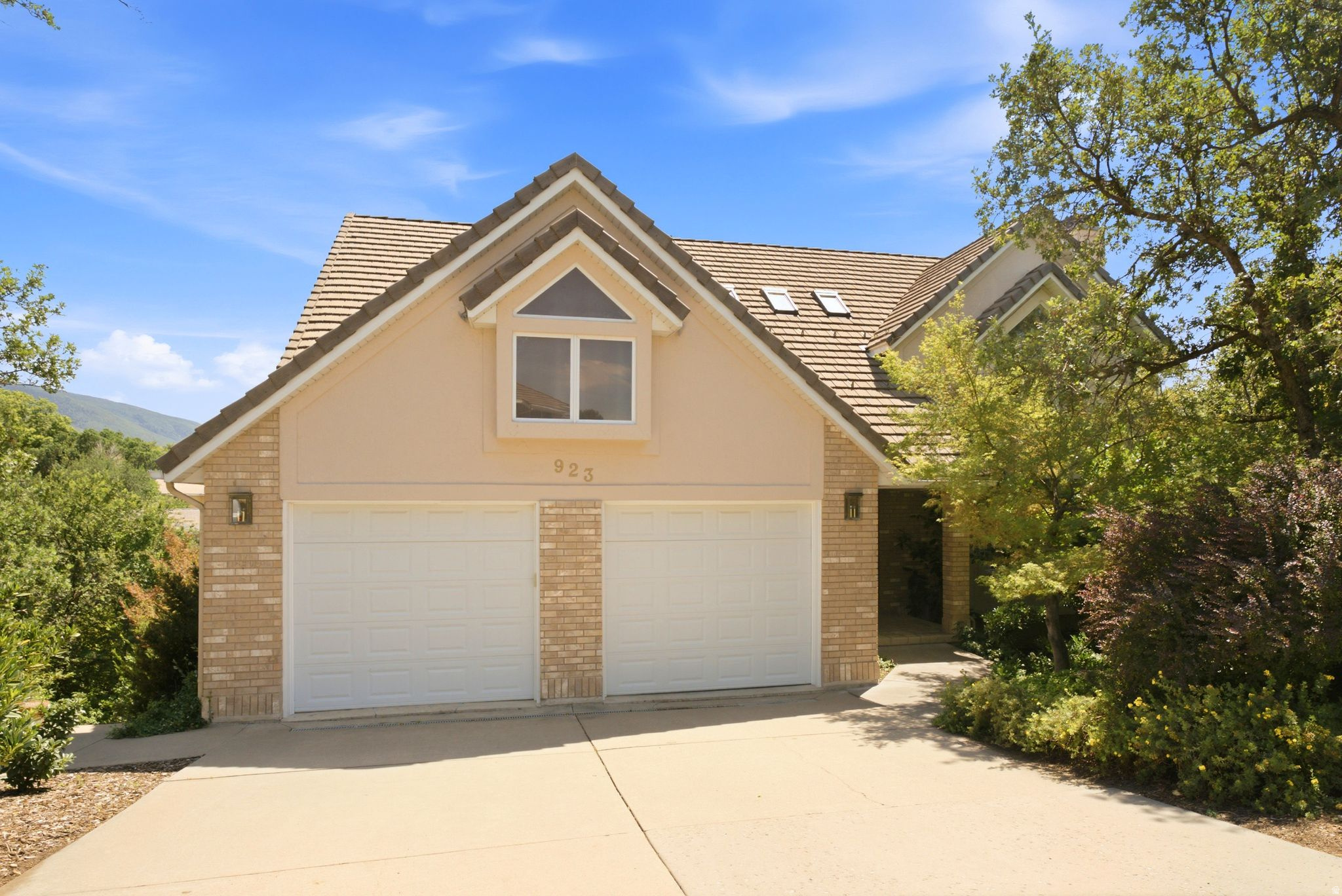 923 W WILSHIRE CT